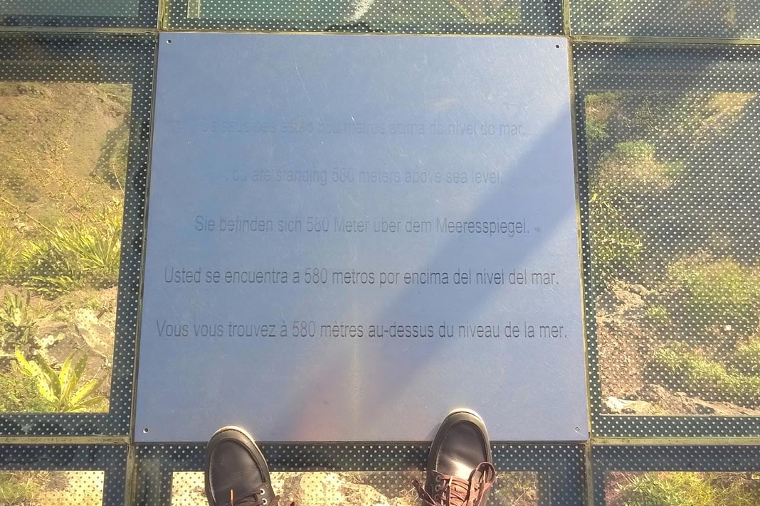 Blick von oben hinunter durch die Glasscheibe des Skywalk auf Madeira