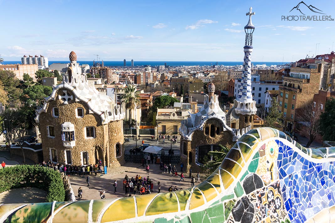 Der Blick über den Park Güell mit Mosaiken im Vordergrund