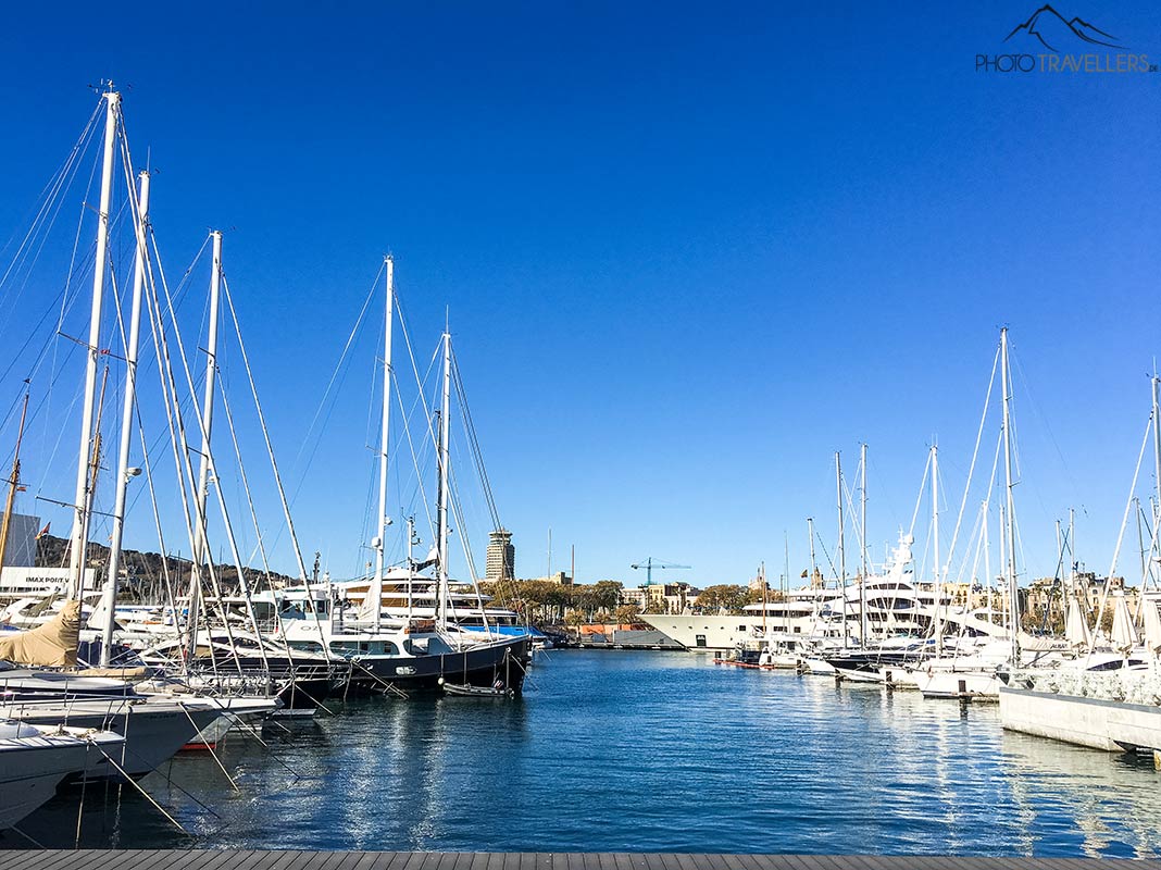 Schiffe im Hafen von Barcelona