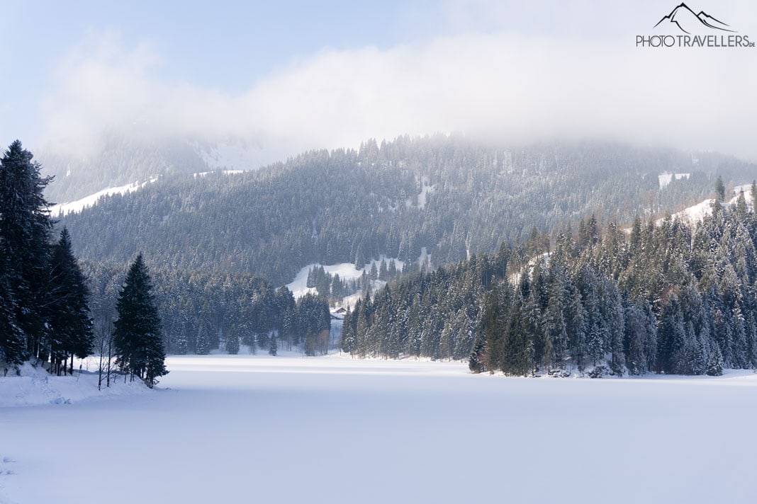 Der zugefrorene Spitzingsee im Winter