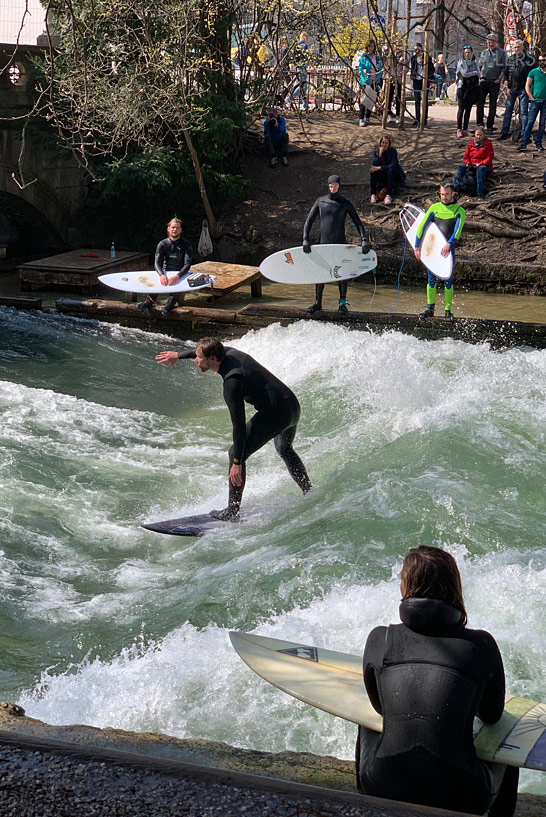 Surfer auf dem Eisbach