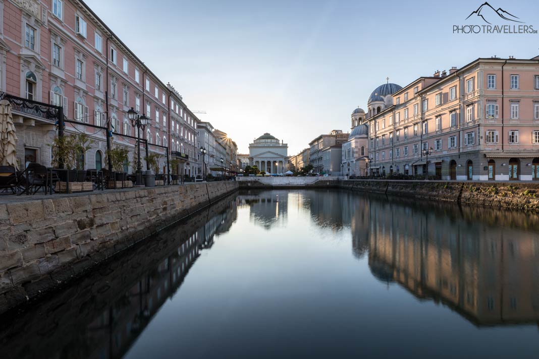 Blick auf den Canal Grande und die Häuserzeilen in Triest