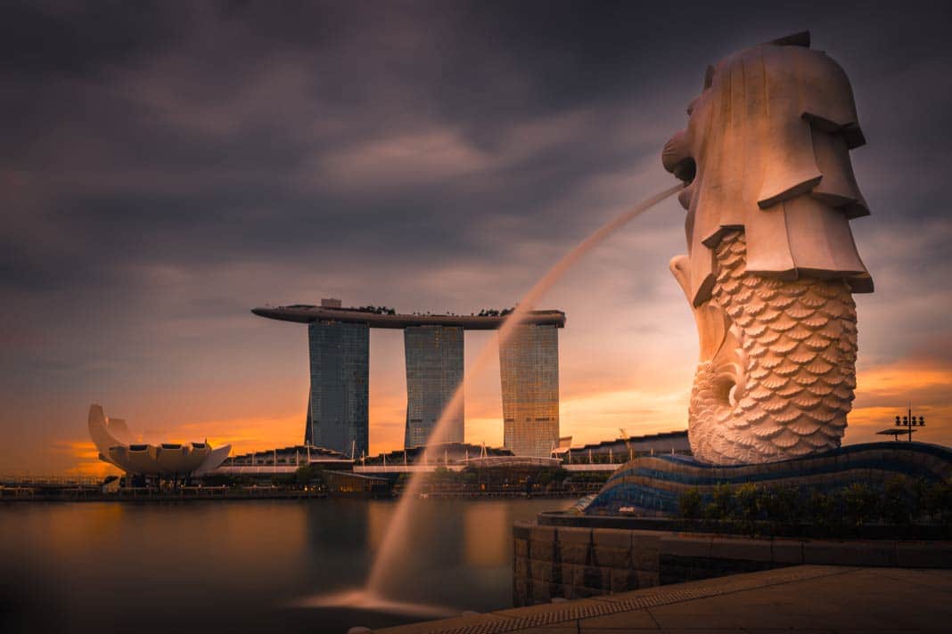 Die Merlion-Statue in Singapur bei Dämmerung