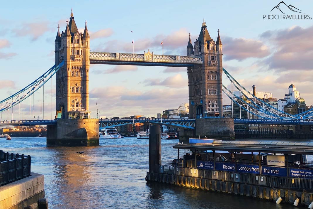 Der Blick auf die Tower Bridge im Abendlicht