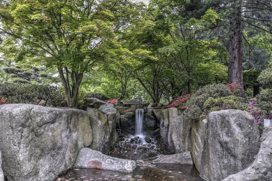 Ein kleines Wasserfalll im Park Planten un Blomen in Hamburg