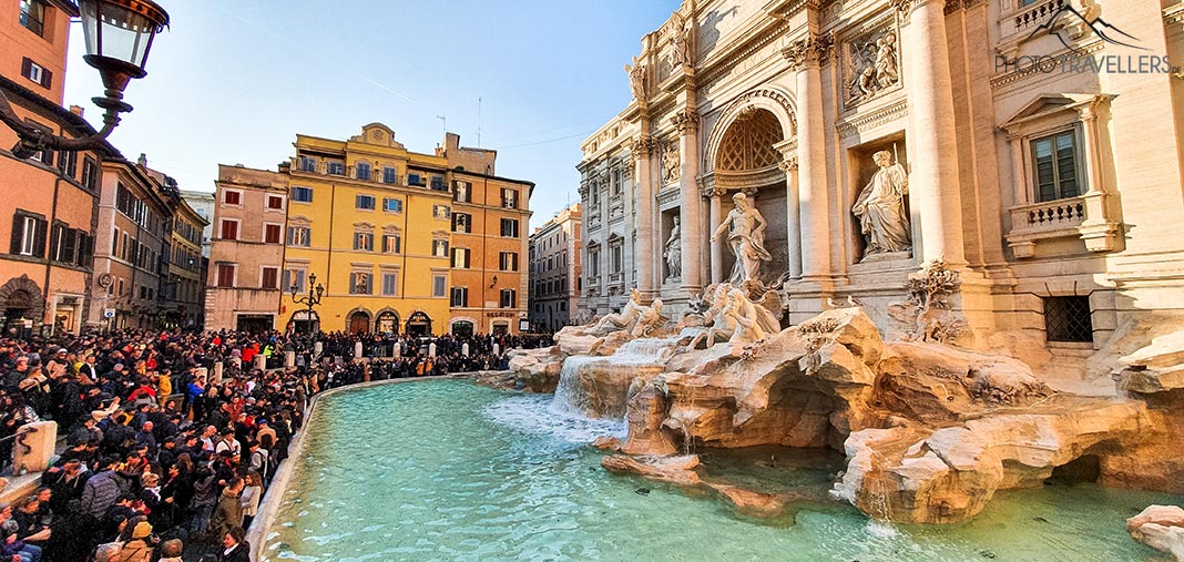 Der Trevi-Brunnen mit Touristen