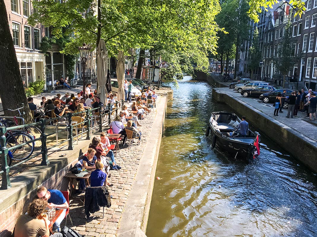 Ein kleines Boot auf einer Gracht in Amsterdam