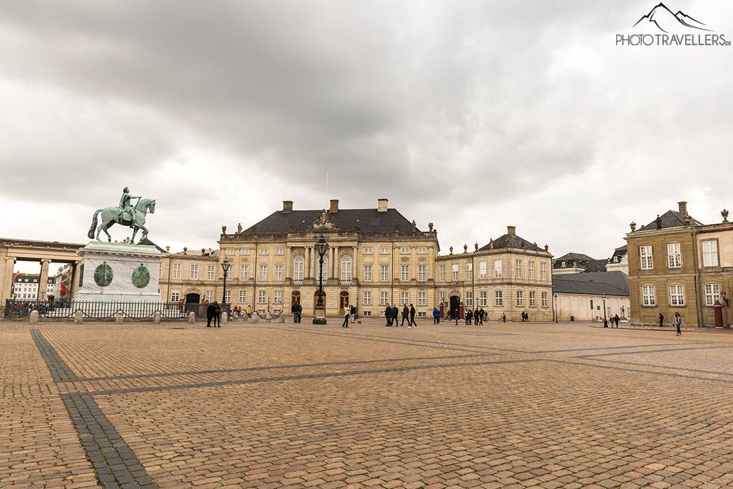 Das Schloss Amalienborg mit seinem riesigen Platz davor