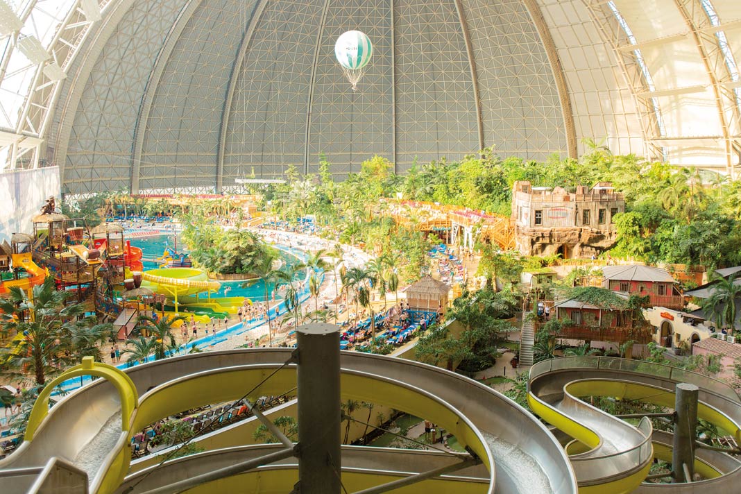 Blick von oben in die Halle von Tropical Island