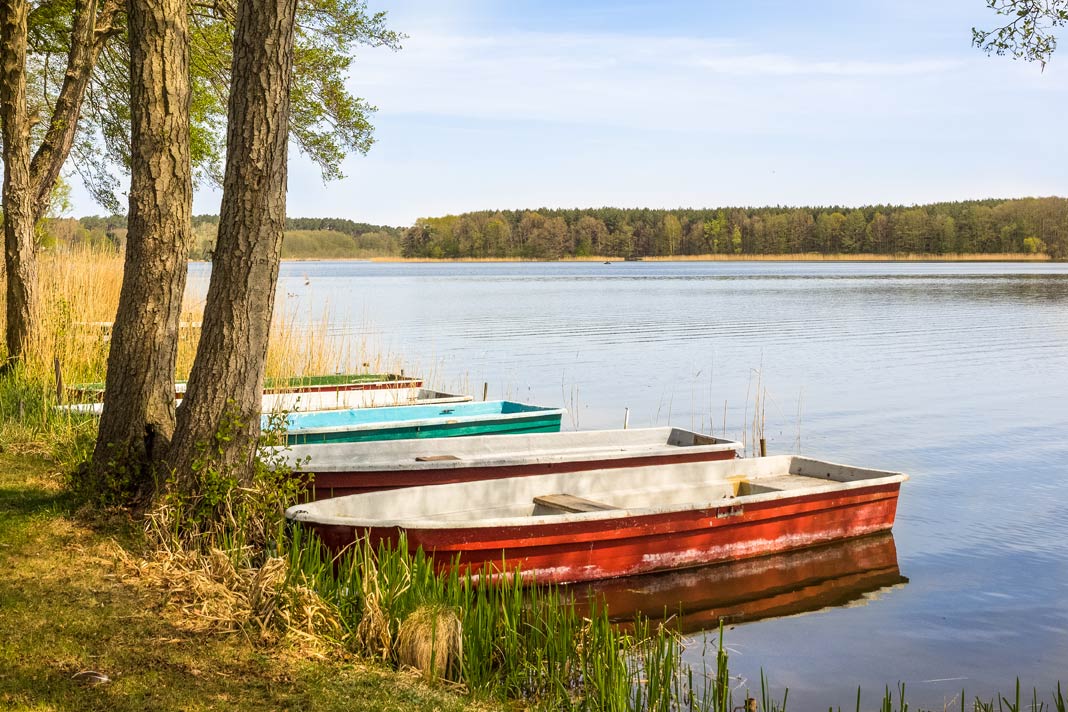 Bunte Ruderboote auf einem See in der Uckermark