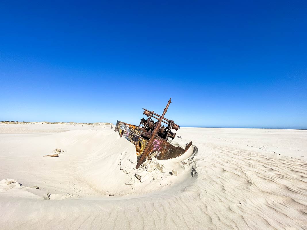 Das Wrack auf Norderney strandete beim Versuch ein anderes Schiff freizulegen