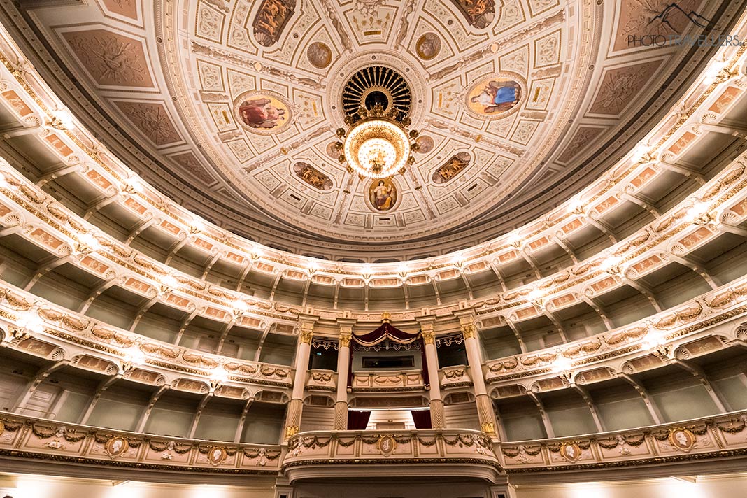 Die Semperoper fasst 1300 Menschen. Der Zuschauerraum ist 30 Meter hoch