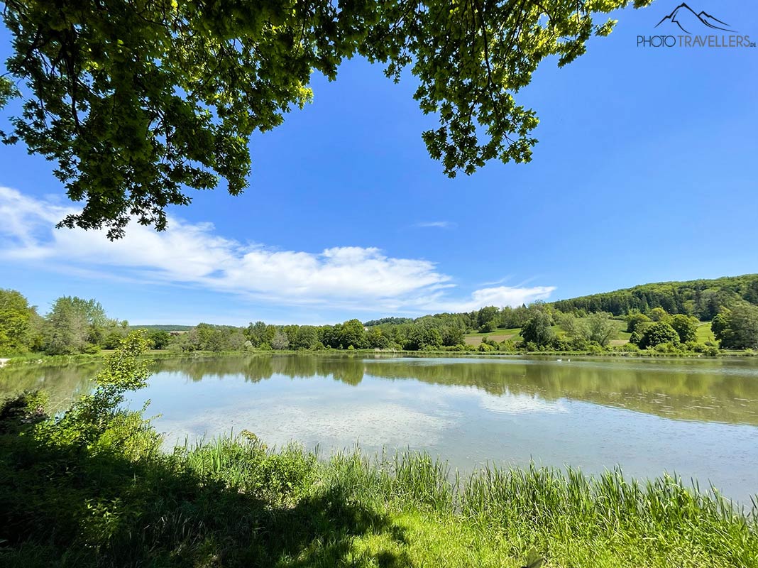 Der Blick über den Hahnenkammsee in Franken