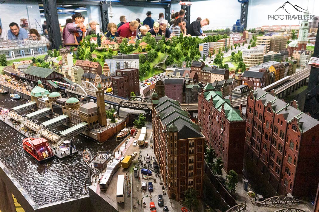 Eine Modelleisenbahnanlage im Miniatur Wunderland in Hamburg