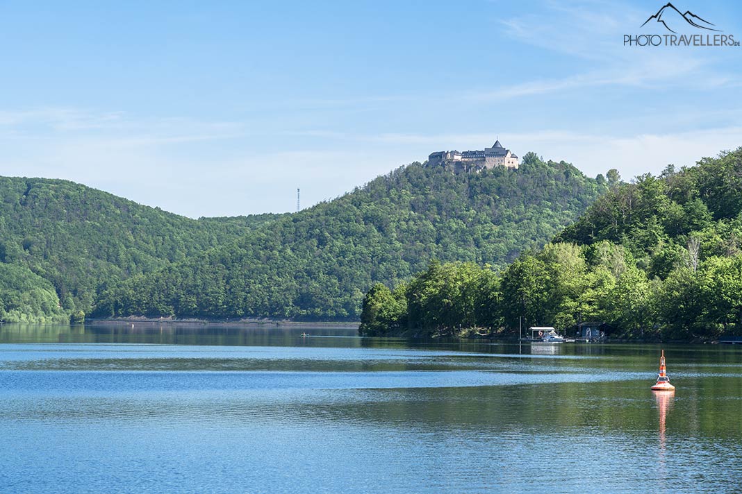 Der Blick über den Edersee auf Schloss Waldeck