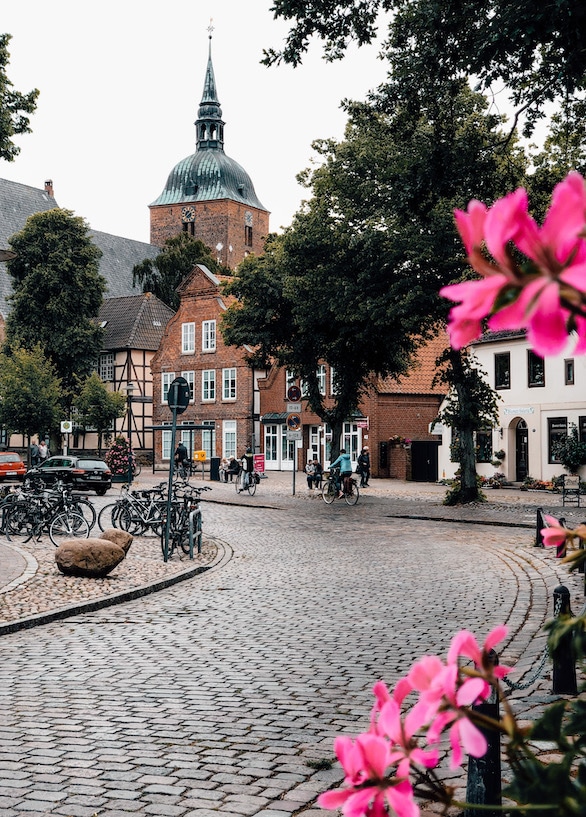 Blick auf eine Kirche in der Stadt Burg