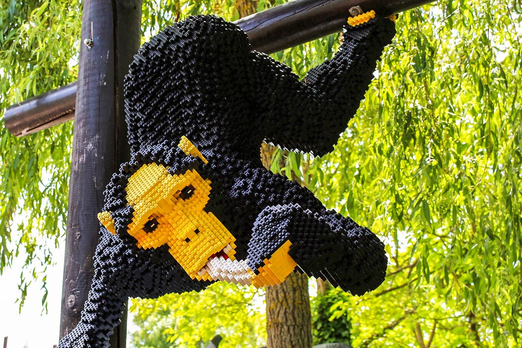 Ein Affe im Legoland