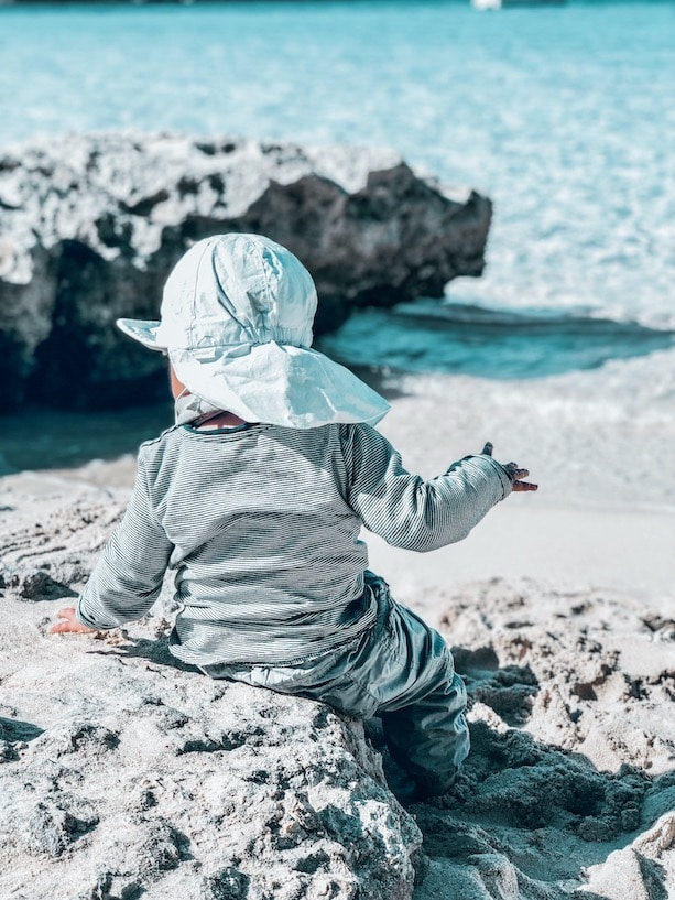 Ein Kind am Strand von Malta