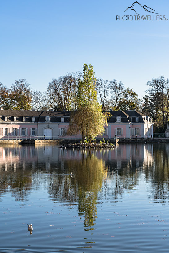 Das Schloss Benrath mit See