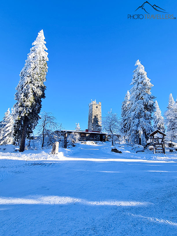 Der Asenturm auf dem Ochsenkopf im Schnee