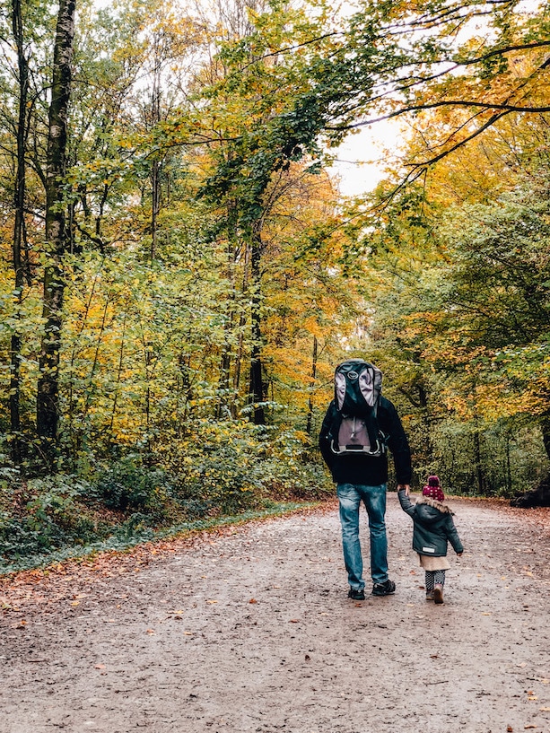 Vater wandert mit Kind