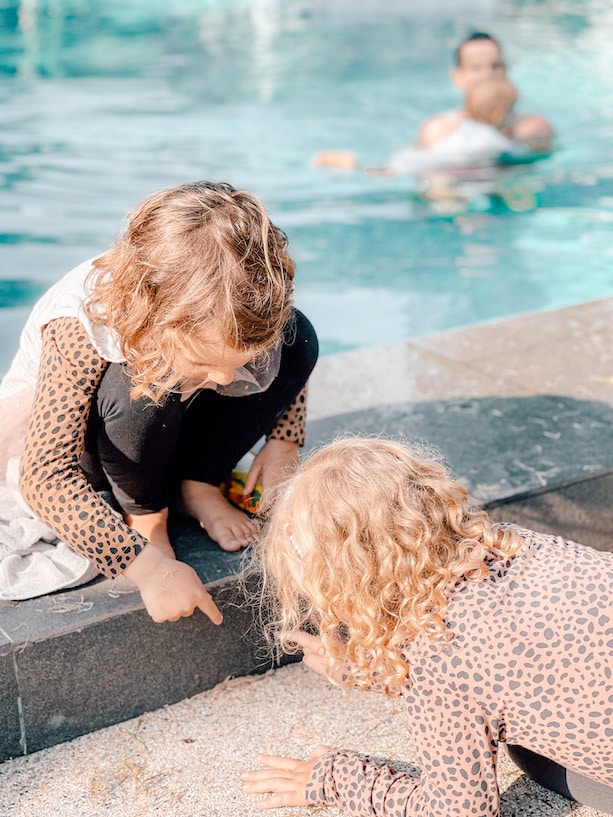 Zwei Kinder am Pool