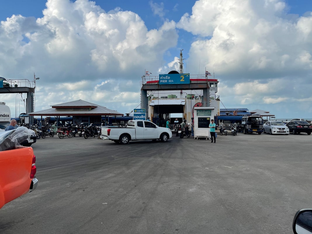 Fähre am Pier auf einer Insel in Thailand