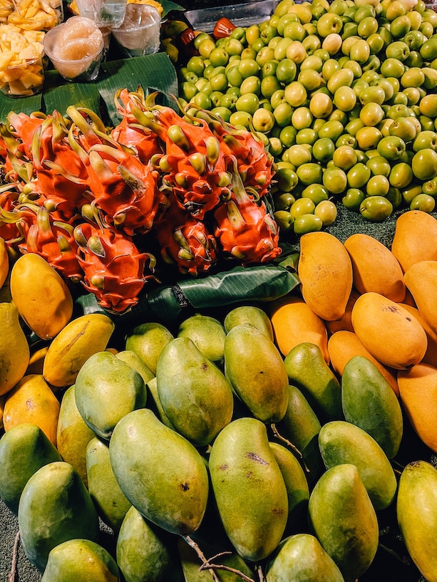 Früchte an einem Obststand in Thailand