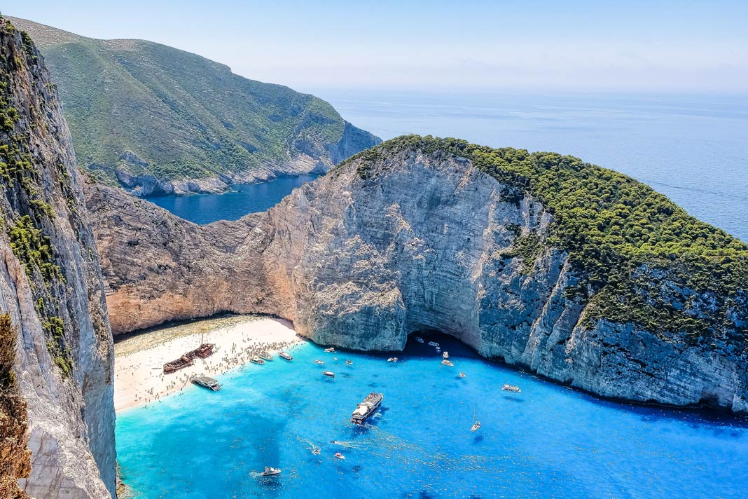 Die Navagio-Bucht mit dem Schiffswrack am Strand auf Zakynthos