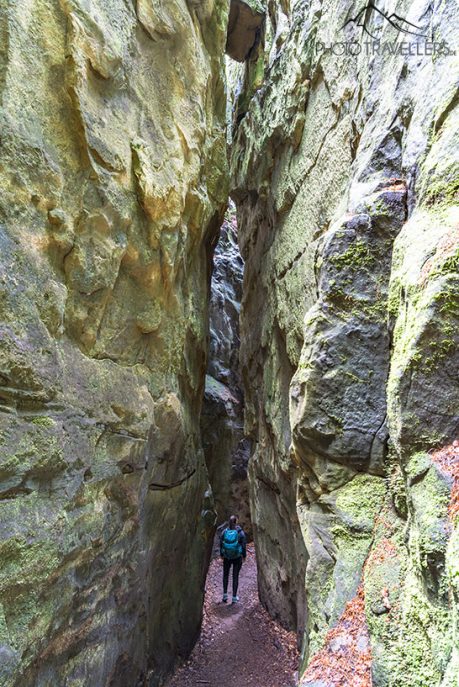 Biggi zwischen hohen Felswänden in der Teufelsschlucht