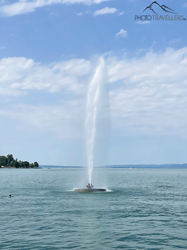 Eine Fontäne direkt an der Badehütte Rorschach im Bodensee