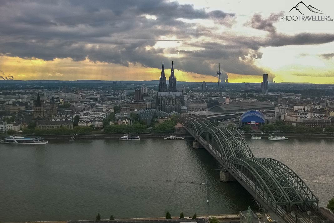 Der Blick vom KölnTriangle auf die Hohenzollernbrücke und den Kölner Dom