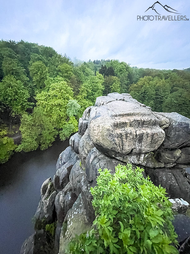 Blick von den Externsteinen auf Wald und See