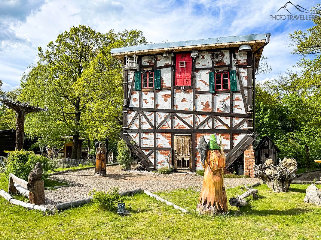 Ein Hexenhaus auf dem Kopf für Kinder am Hexentanzplatz Thale