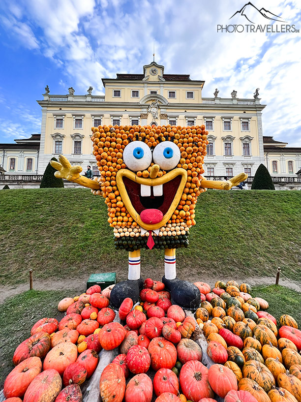 Eine Spongebob-Figur aus Kürbissen