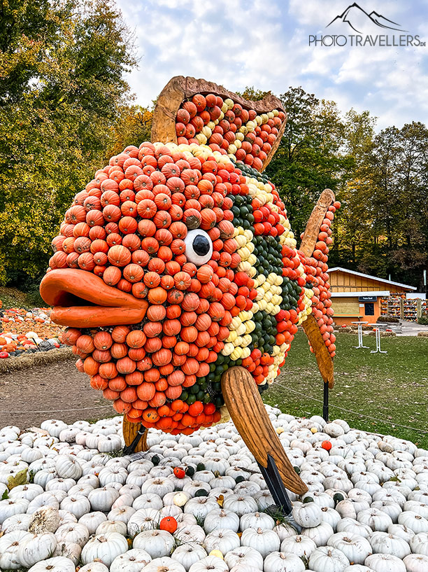 Eine Figur aus Kürbissen im Schlosspark von Schloss Ludwigsburg in Stuttgart