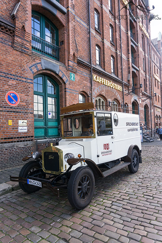 Ein Oldtimer in der Speicherstadt in Hamburg