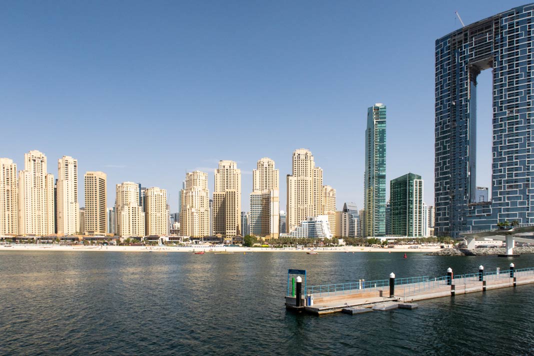 Blick auf die Wolkenkratzer von Jumairah Beach