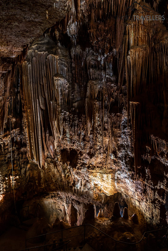 Im Inneren der Tropfsteinhöhle Baredine