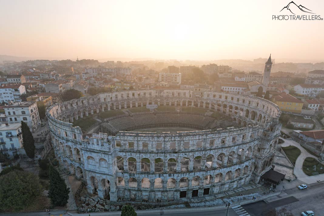 Das Amphitheater in Pula im Morgenlicht von oben