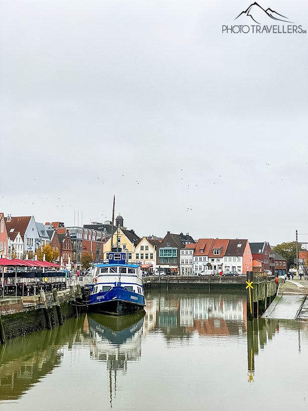 Ein Boot im Binnenhafen von Husum