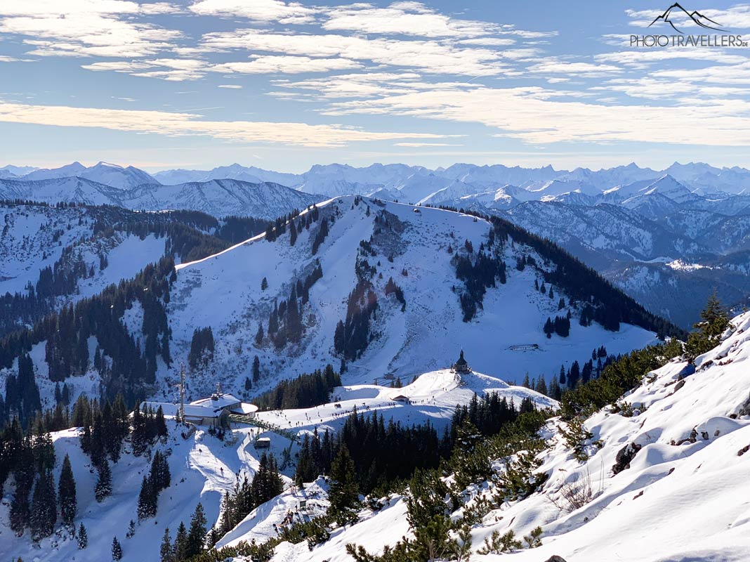 Der Blick auf die Wallberg-Kapelle mit der Bergstation im Winter