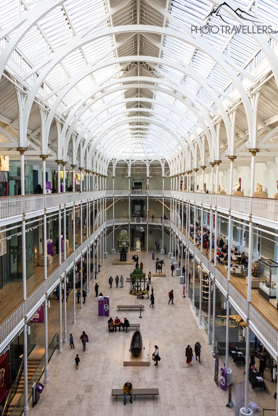 Blick in die riesige Halle des Nationalmuseums Schottland in Edinburgh