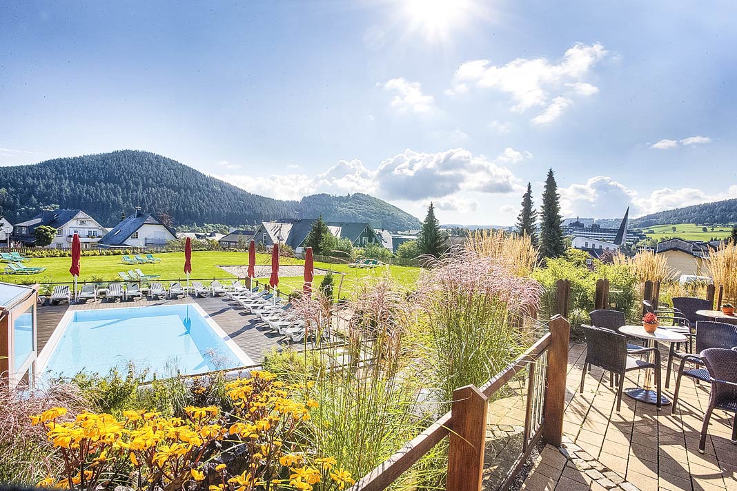 Blick auf Pool und Terrasse des Familotel Sonnenpark in NRW