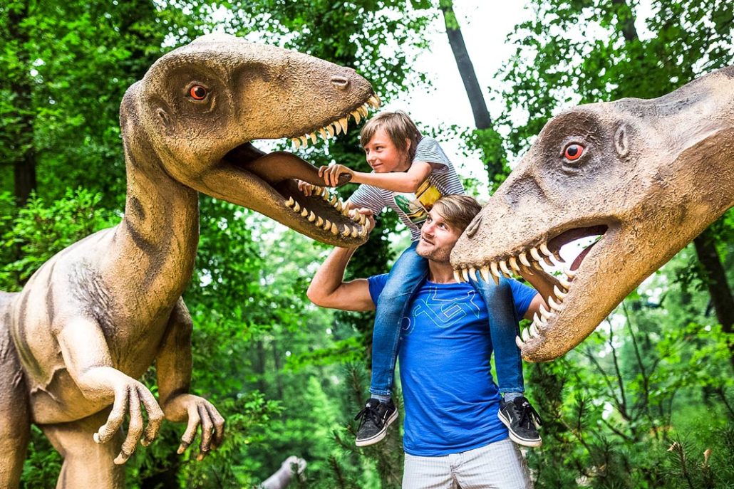 Kind mit Vater im Saurierpark Sachsen