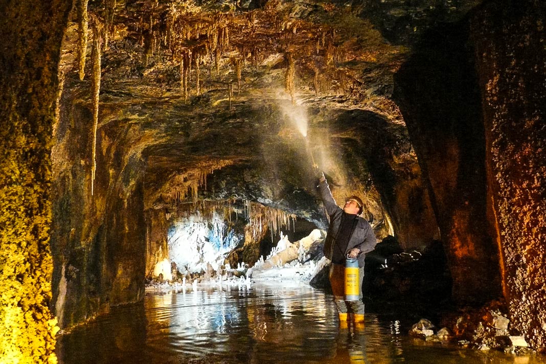 Blick in die Saalfelder Feengrotte, Arbeiter bei Wartungsarbeiten in der Grotte