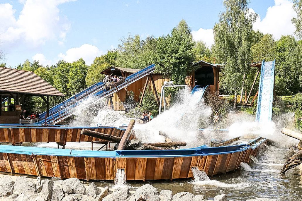 Kinder auf einer Wildwasserrutsche im Bayernpark