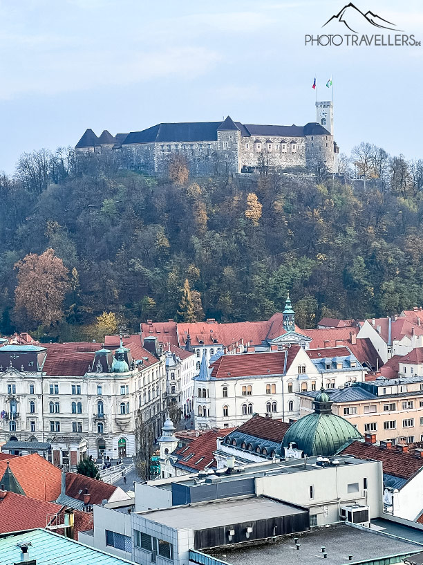 Der Blick vom Nebotičnik-Hochhaus auf die Altstadt von Ljubljana mit dem Laibacher Schloss