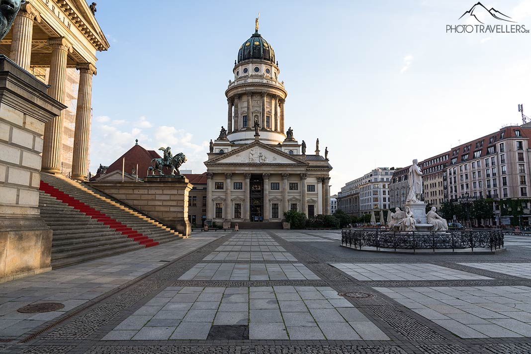 Blick auf den großen Platz am Gendarmenmarkt mit Konzerthaus