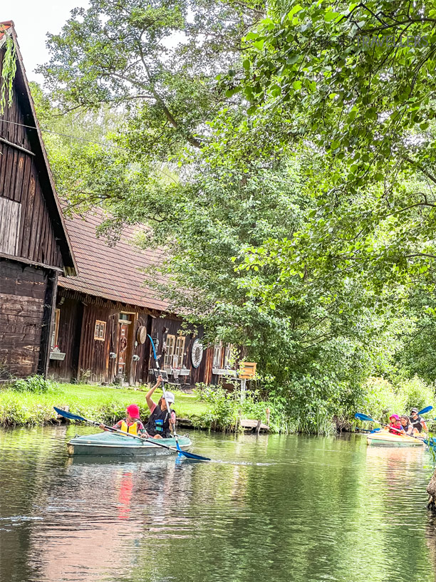 Mutter und Kind im Kajak in Lehde im Spreewald